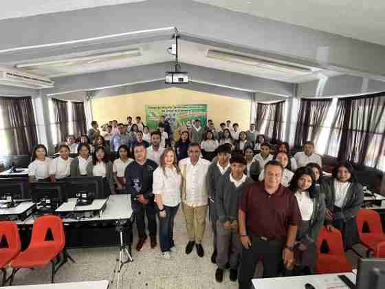 Premian a estudiantes ganadores del Pentatlón Académico 17 estudiantes