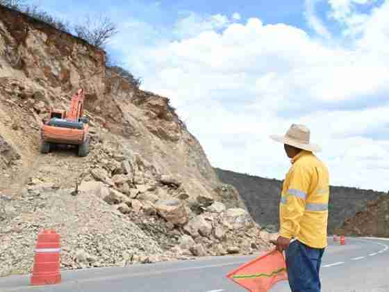 Querétaro: atienden deslave en Carretera Estatal 100 17 a5ef7e7f fde9 4dc7 8204 96bd85152226
